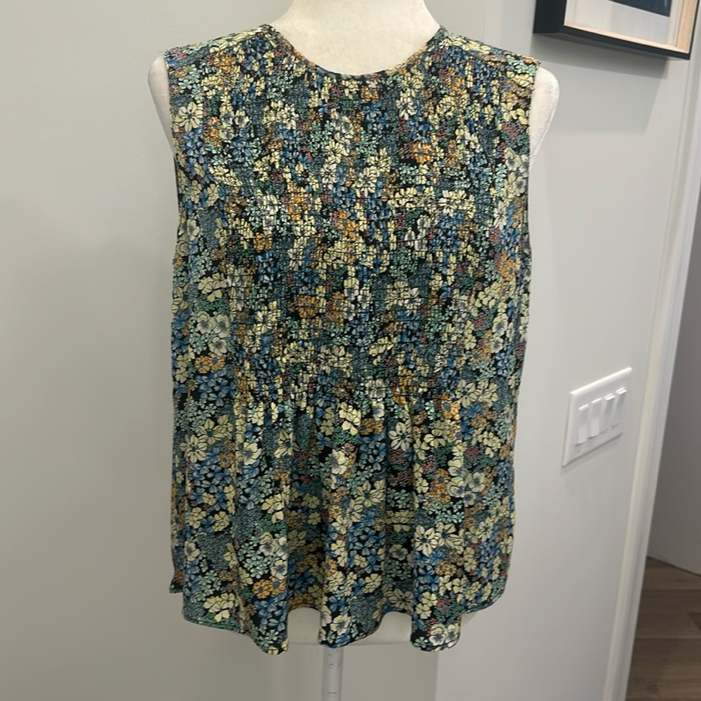 Zara Floral Sleeveless Blouse with a pleated front. Size L